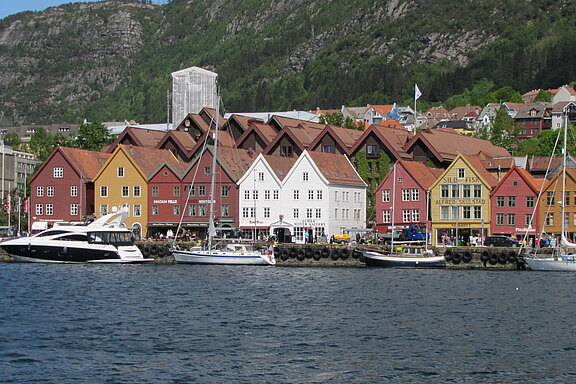 Bergen, Norwegen Hurtigruten-Panorama_Bergen-MOCEN.JPG