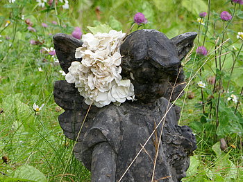 Blumen und eine Engelsfigur