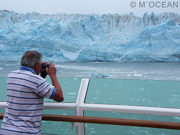 Alaska-Kreuzfahrt-Fotograf-vor-Hubbard-Gletscher-Copyright-_MOCEAN.JPG 