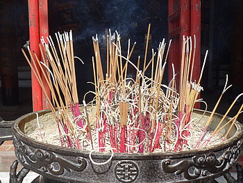 Räucherstäbchen vor dem Tempel