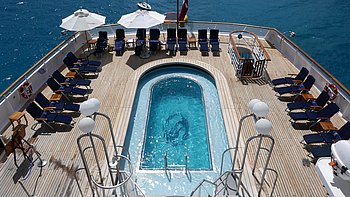 Abkühlen auf dem Pooldeck