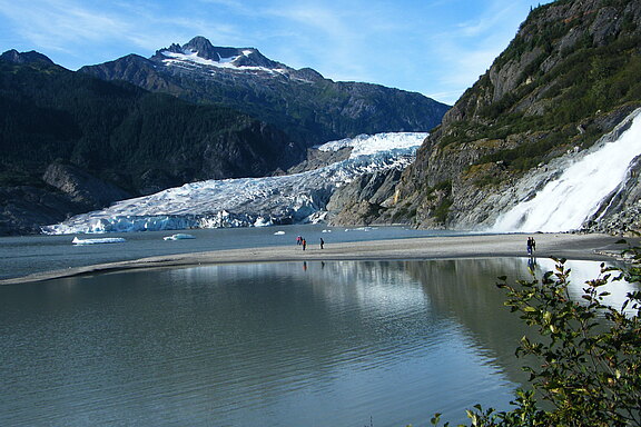 Faszinierende Natur in Alaska Meine-Alaskakreuzfahrt-Mendenhall-Gletscher-und-Wasserfall-MOCEAN.JPG
