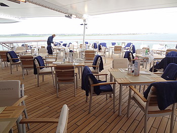 Restaurant auf dem Außendeck