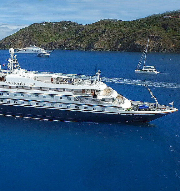 Die SeaDream I vor einer karibischen Insel seadream-yacht-club-seadream-i-767.jpg
