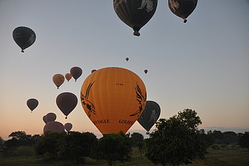 Heißluftballons über Bagan