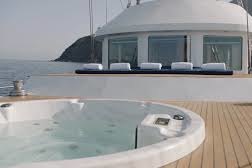 Whirlpool auf dem Außendeck der Summerset index.jpg