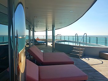 Lounge-und Poolbereich