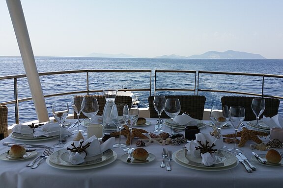 Das Frühstück auf der Summerset Fruehstueck-an-Deck-Summerset-Segelyacht-MOCEAN.jpg